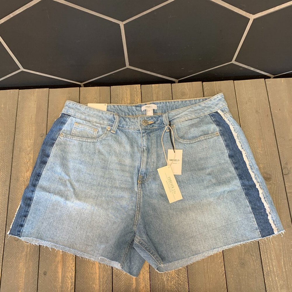 New W/ Tags! Womens Forever 21 Premium Light Denim Shorts Size 12
